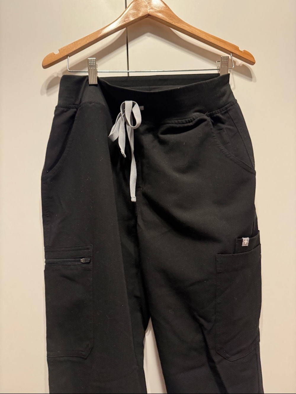 FIGS - high waist technical collection straight leg cargo scrubs - Picture 6 of 9